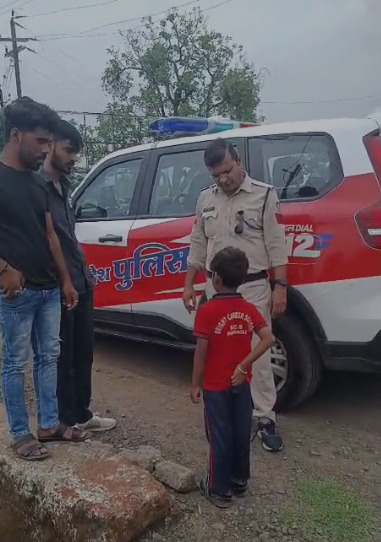 सागर के थाना मकरोनिया क्षेत्र में खेलते खेलते  घर की राह भटका 06 वर्षीय बालक, डायल-112 जवानों ने परिजन से मिलाया।